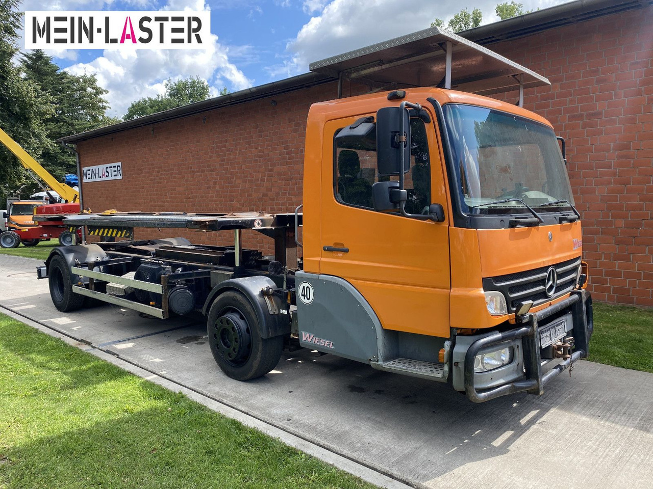 Mercedes-Benz Kamag Wiesel Umsetzter Sattelplatte - מוביל מכולות/ משאית החלפת גוף: תמונה 1 Mercedes-Benz Kamag Wiesel Umsetzter Sattelplatte - מוביל מכולות/ משאית החלפת גוף: תמונה 1