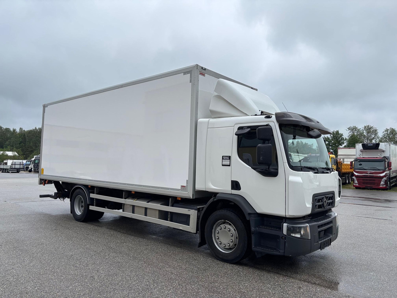 RENAULT D WIDE 320 - משאית תיבה: תמונה 1 RENAULT D WIDE 320 - משאית תיבה: תמונה 1