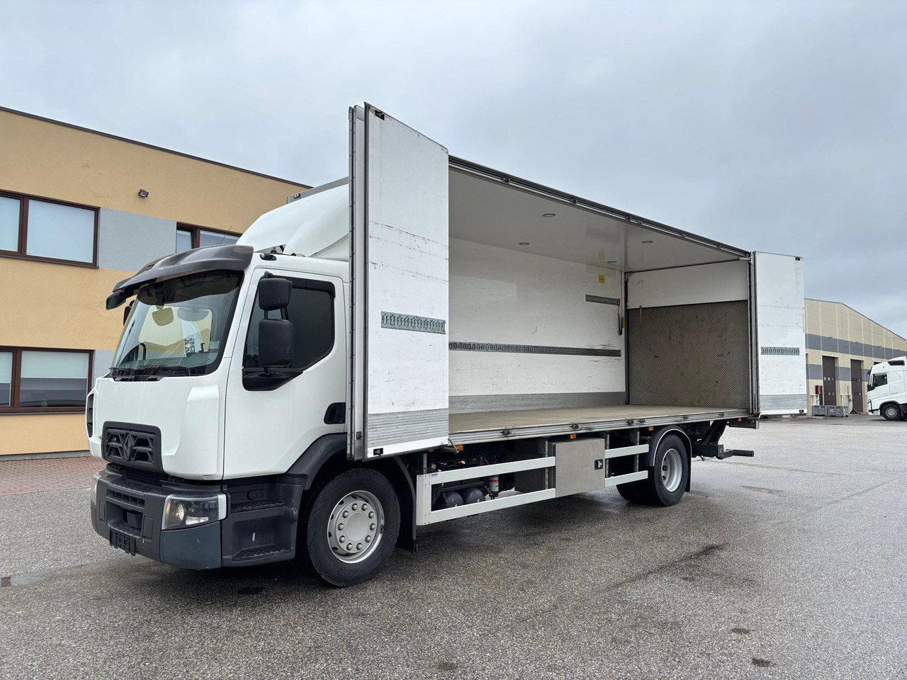 RENAULT D WIDE 320 - משאית תיבה: תמונה 4 RENAULT D WIDE 320 - משאית תיבה: תמונה 4