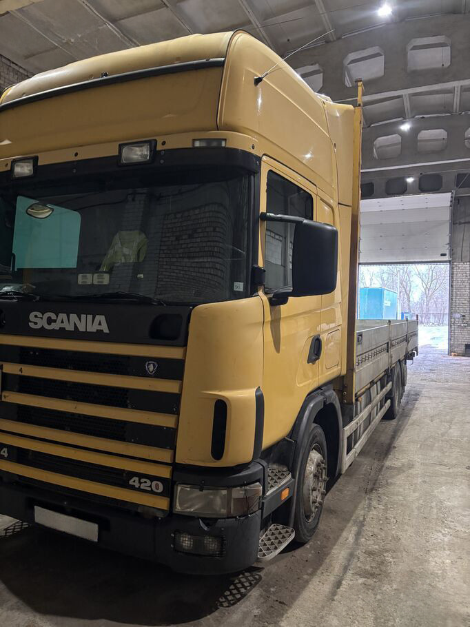SCANIA R124.420 - משאית צד נופל/ שטוחה: תמונה 2 SCANIA R124.420 - משאית צד נופל/ שטוחה: תמונה 2