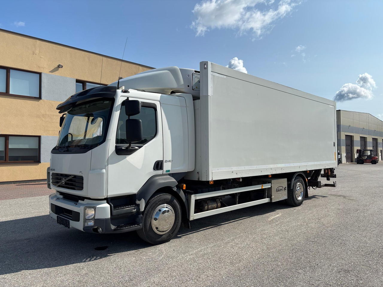 VOLVO FL240 - משאית קירור: תמונה 3 VOLVO FL240 - משאית קירור: תמונה 3