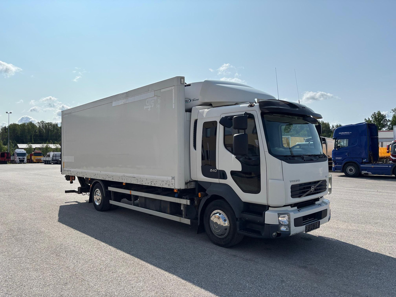 VOLVO FL240 - משאית קירור: תמונה 1 VOLVO FL240 - משאית קירור: תמונה 1