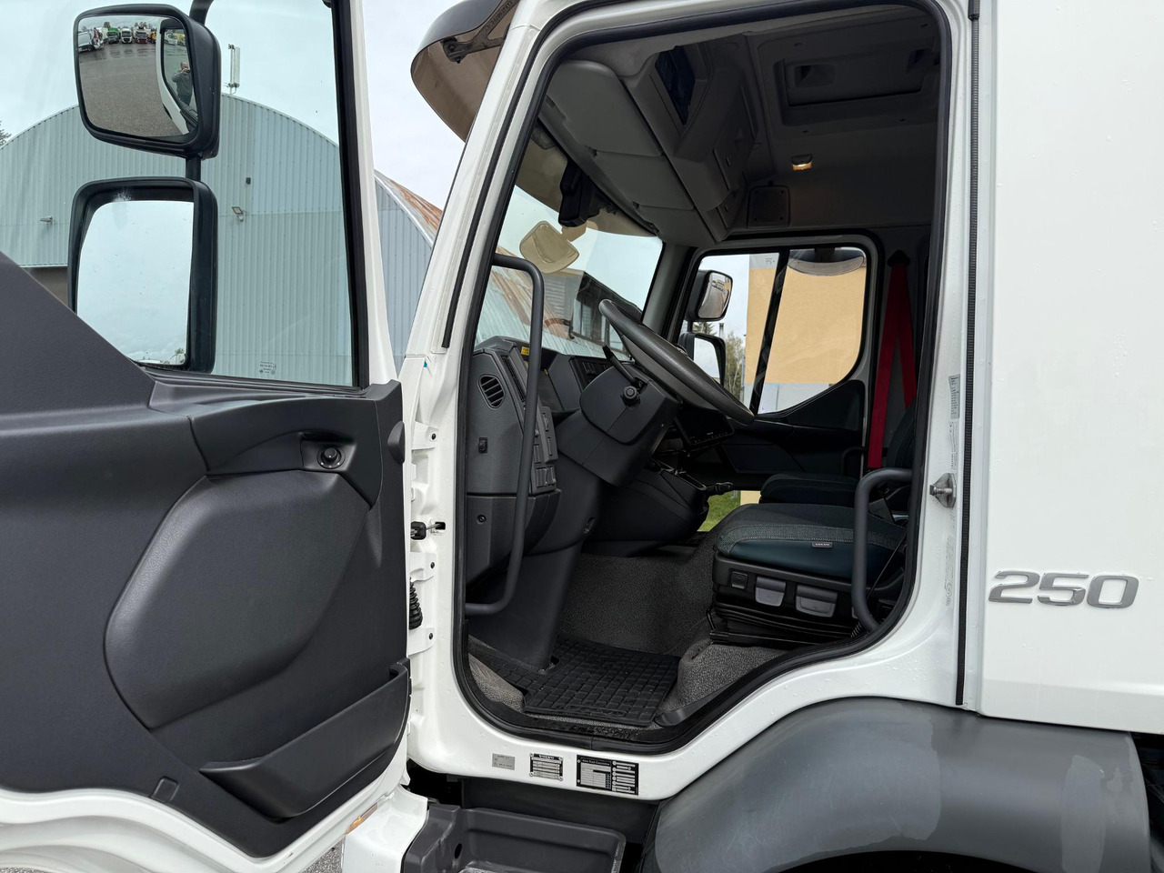 VOLVO FL250 - משאית תיבה: תמונה 4 VOLVO FL250 - משאית תיבה: תמונה 4
