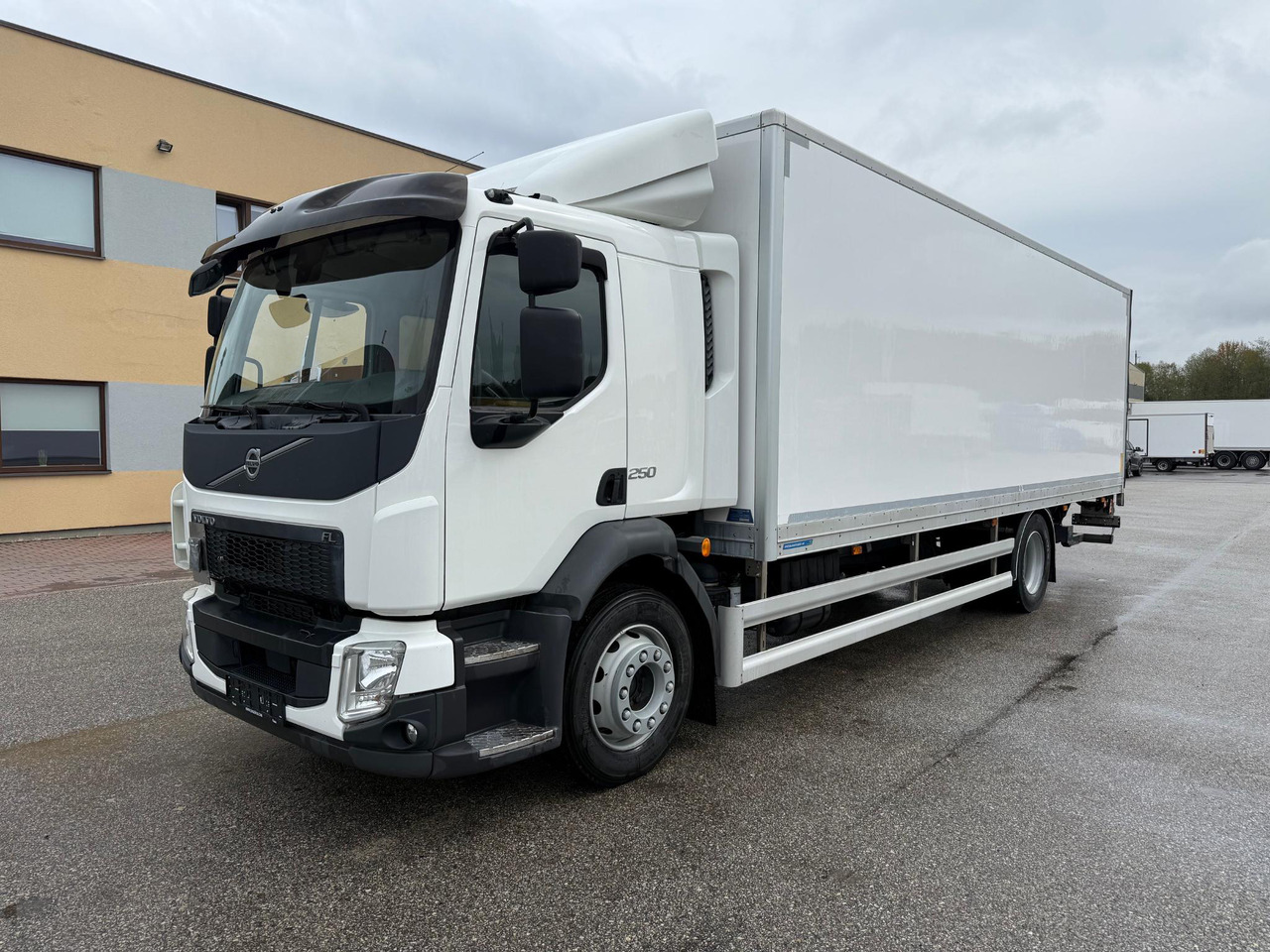 VOLVO FL250 - משאית תיבה: תמונה 2 VOLVO FL250 - משאית תיבה: תמונה 2