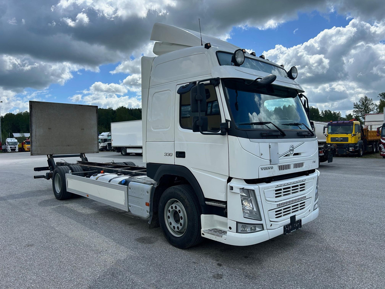 VOLVO FM330 - משאית עם שלדת תא: תמונה 1 VOLVO FM330 - משאית עם שלדת תא: תמונה 1