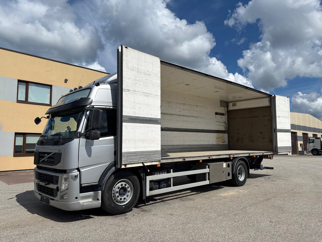 VOLVO FM330 - משאית תיבה: תמונה 4 VOLVO FM330 - משאית תיבה: תמונה 4