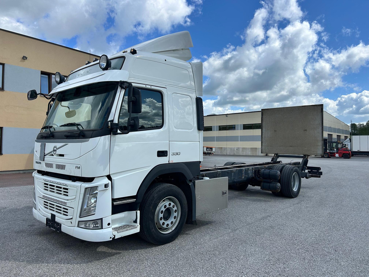 VOLVO FM330 - משאית עם שלדת תא: תמונה 2 VOLVO FM330 - משאית עם שלדת תא: תמונה 2