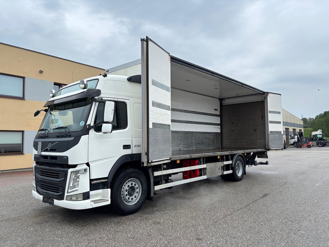 VOLVO FM330 - משאית תיבה: תמונה 4 VOLVO FM330 - משאית תיבה: תמונה 4