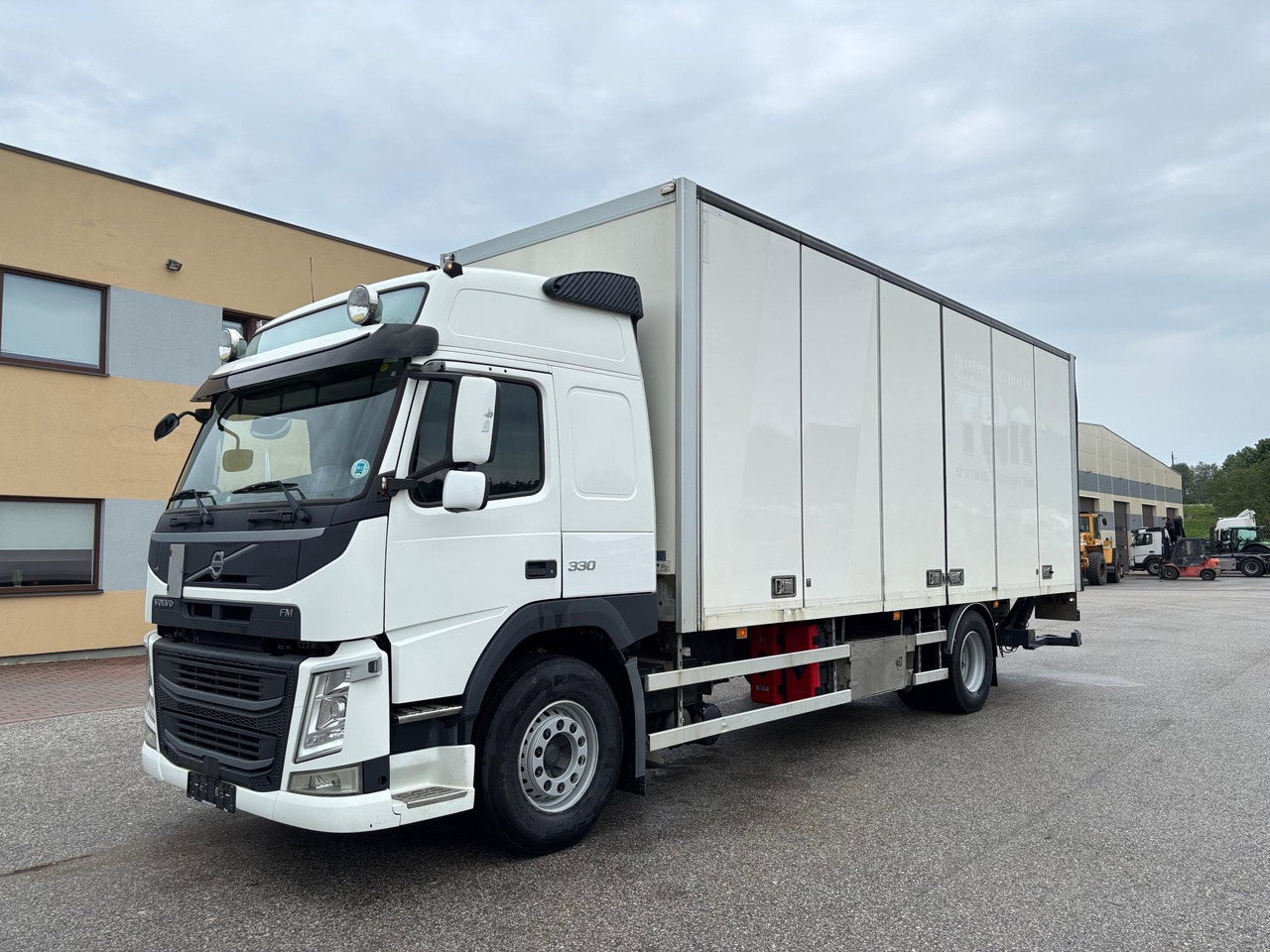 VOLVO FM330 - משאית תיבה: תמונה 3 VOLVO FM330 - משאית תיבה: תמונה 3
