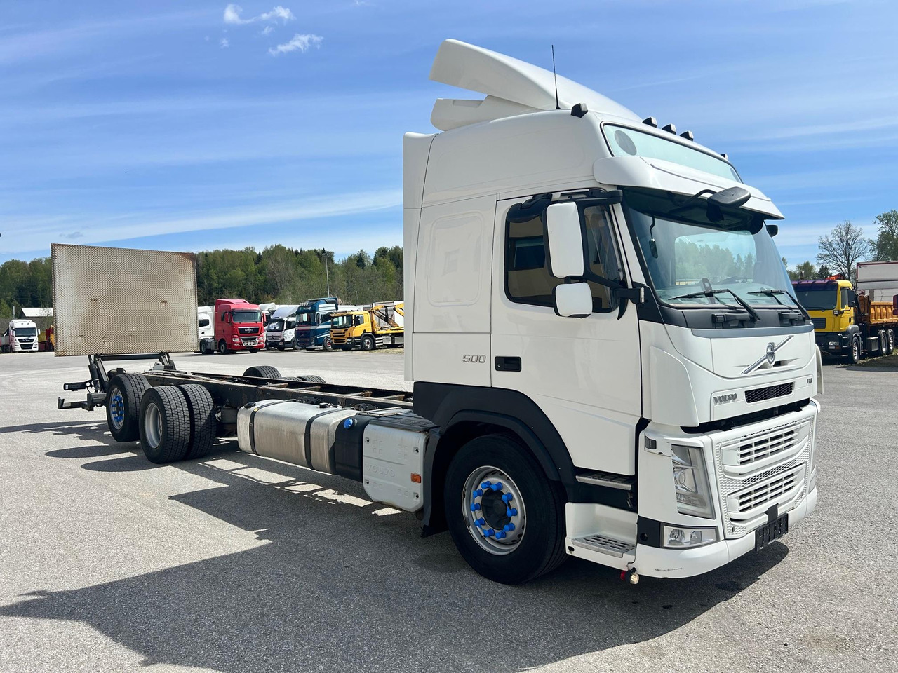 VOLVO FM500 - משאית עם שלדת תא: תמונה 1 VOLVO FM500 - משאית עם שלדת תא: תמונה 1