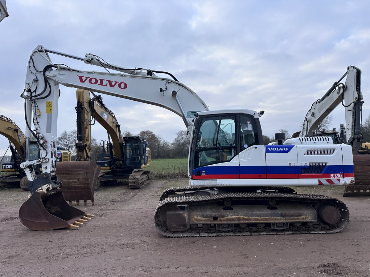 VOLVO EC 220 DL German machine! - מחפר: תמונה 1 VOLVO EC 220 DL German machine! - מחפר: תמונה 1