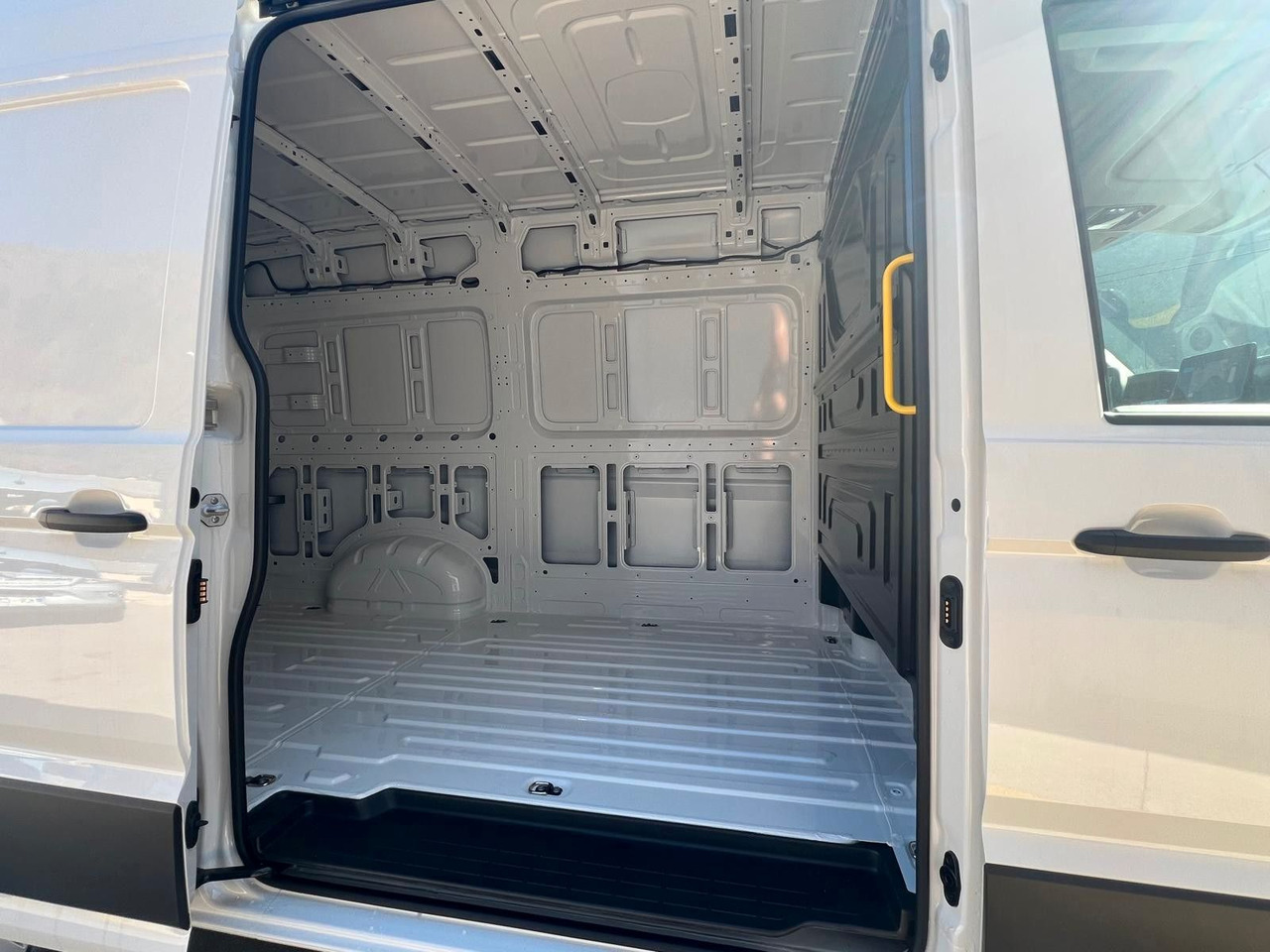 Volkswagen Crafter Kasten 35 L3H3 140 Kamera-Temp-Lager - כלי רכב מסחרי עם לוח: תמונה 4 Volkswagen Crafter Kasten 35 L3H3 140 Kamera-Temp-Lager - כלי רכב מסחרי עם לוח: תמונה 4