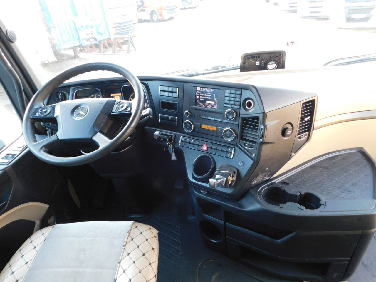 Interior photo 1: יחידת טרקטור Mercedes Actros