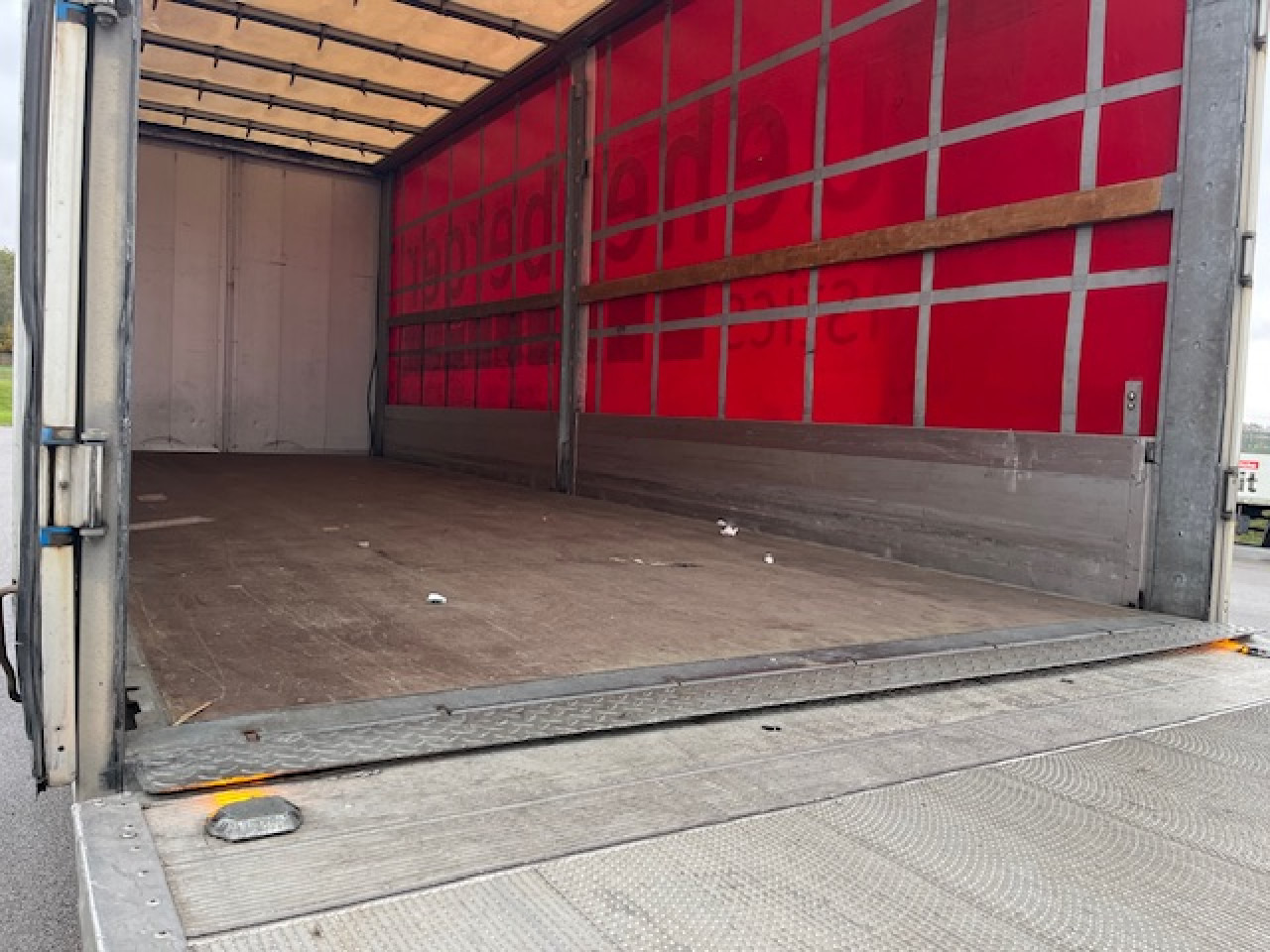 MAN TGM 18.320 4x2 BL Durchladbar - mit Tandemhänger - משאית וילונות צד: תמונה 2 MAN TGM 18.320 4x2 BL Durchladbar - mit Tandemhänger - משאית וילונות צד: תמונה 2