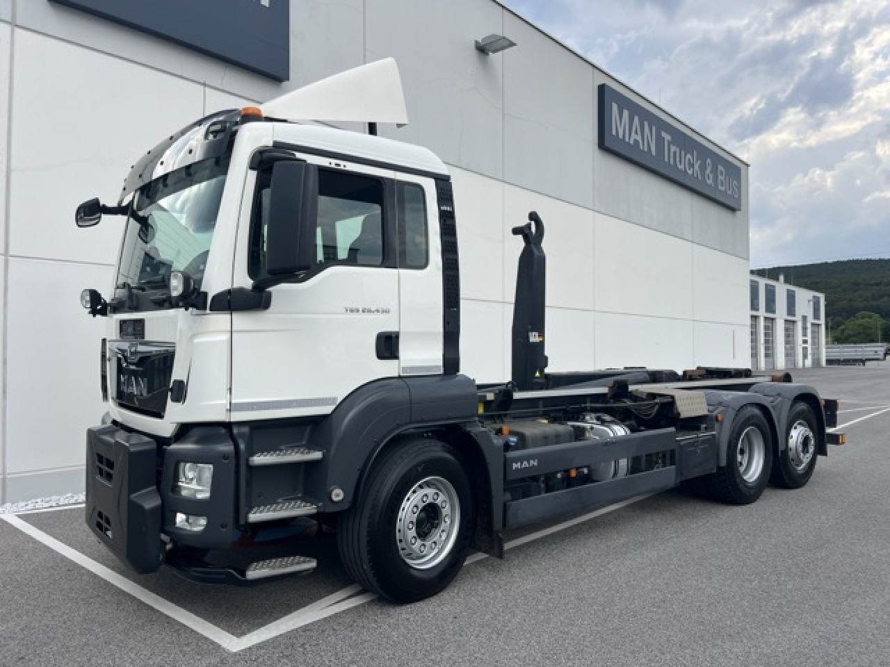 MAN TGS 26.430 6x2-4 BL Abroller VDL, Schneepflugpatte - משאית הרמת וו: תמונה 1 MAN TGS 26.430 6x2-4 BL Abroller VDL, Schneepflugpatte - משאית הרמת וו: תמונה 1