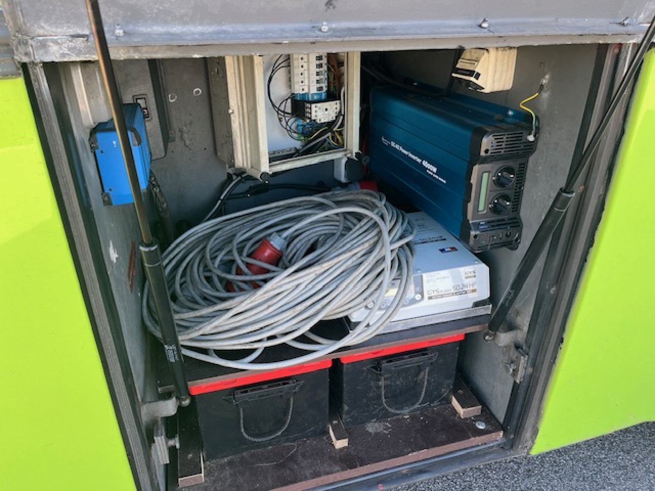 NEOPLAN N316 Ü - Koferenz-, Ausstellungsbus - Wohnmobil - אוטובוס: תמונה 3 NEOPLAN N316 Ü - Koferenz-, Ausstellungsbus - Wohnmobil - אוטובוס: תמונה 3