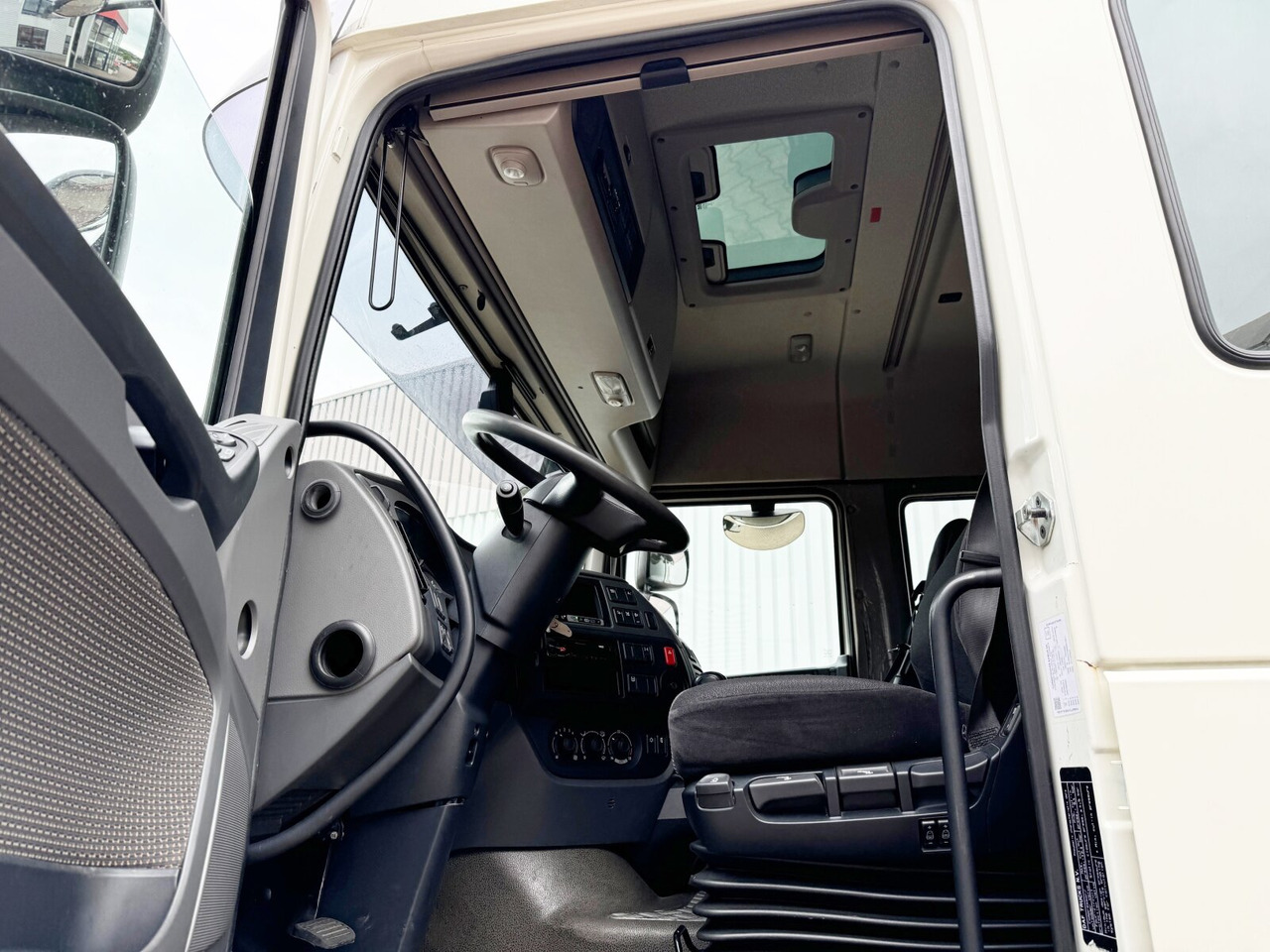 DAF XF 410 FA 4x2 XF 410 FA 4x2, Fahrschule, 2x AHK, 6 Sitze - משאית צד נופל/ שטוחה: תמונה 2 DAF XF 410 FA 4x2 XF 410 FA 4x2, Fahrschule, 2x AHK, 6 Sitze - משאית צד נופל/ שטוחה: תמונה 2