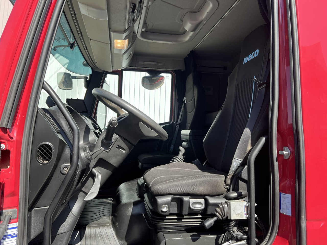 Interior photo 1: מזהיר Iveco EuroCargo ML140E28K 4x2 EuroCargo ML140E28K 4x2, Nüssli 3-S-Kipper, 2 x AHK
