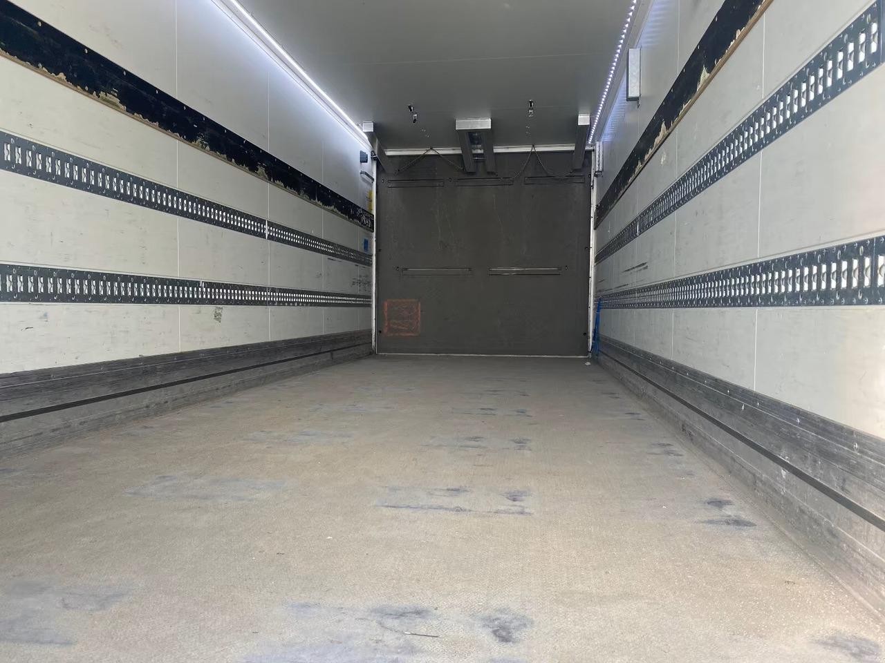 Kofferanhänger mit LBW Kofferanhänger mit LBW, Durchladesystem - קרון נגרר בתיבה סגורה: תמונה 4 Kofferanhänger mit LBW Kofferanhänger mit LBW, Durchladesystem - קרון נגרר בתיבה סגורה: תמונה 4