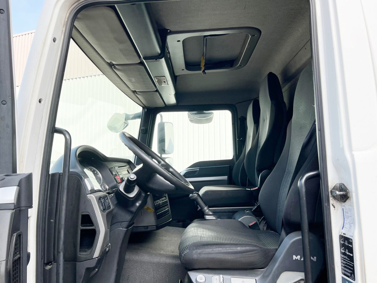 MAN TGL 12.250/340 4X2 BL TGL 12.250/340 4X2 BL mit Dhollandia LBW, 42 cbm - משאית תיבה: תמונה 3 MAN TGL 12.250/340 4X2 BL TGL 12.250/340 4X2 BL mit Dhollandia LBW, 42 cbm - משאית תיבה: תמונה 3