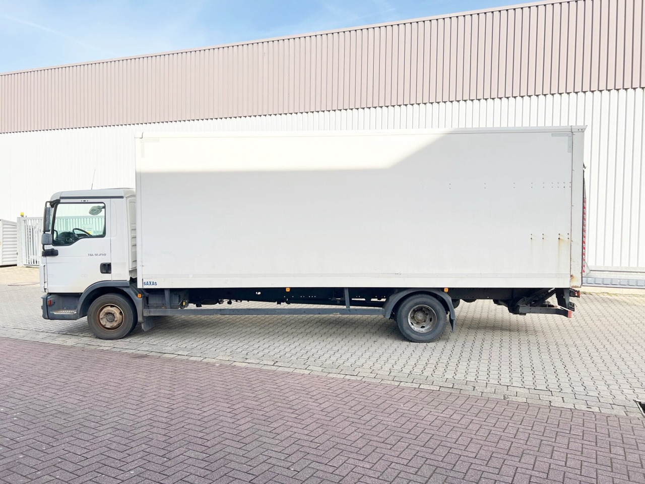MAN TGL 12.250/340 4X2 BL TGL 12.250/340 4X2 BL mit Dhollandia LBW, 42 cbm - משאית תיבה: תמונה 2 MAN TGL 12.250/340 4X2 BL TGL 12.250/340 4X2 BL mit Dhollandia LBW, 42 cbm - משאית תיבה: תמונה 2