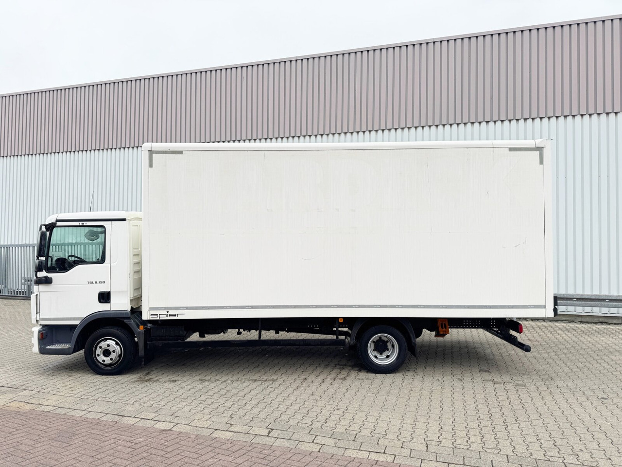 MAN TGL 8.150 4x2 BL TGL 8.150 4x2 BL, Möbelkoffer mit Rolltor - משאית תיבה: תמונה 2 MAN TGL 8.150 4x2 BL TGL 8.150 4x2 BL, Möbelkoffer mit Rolltor - משאית תיבה: תמונה 2