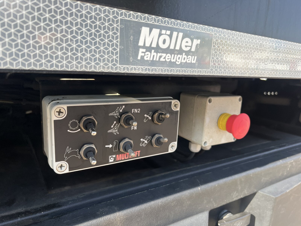 MAN TGM 18.320 4x2 BL TGM 18.320 4x2 BL, Hiab Tele-Absetzanlage, Funk - משאית דילוג העמסה: תמונה 5 MAN TGM 18.320 4x2 BL TGM 18.320 4x2 BL, Hiab Tele-Absetzanlage, Funk - משאית דילוג העמסה: תמונה 5