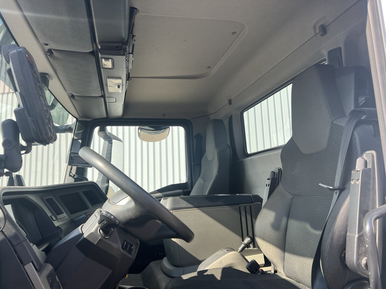Interior photo 1: משאית דילוג העמסה MAN TGM 18.320 4x2 BL TGM 18.320 4x2 BL, Hiab Tele-Absetzanlage, Funk
