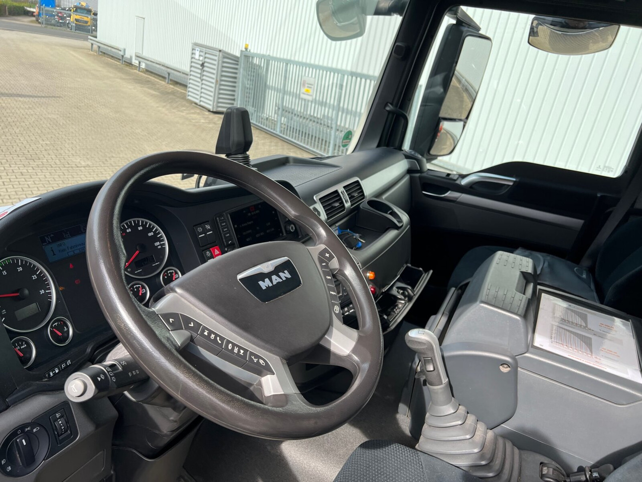 MAN TGS 26.360/400 6x2-4 BL TGS 26.360/400 6x2-4 BL, Lenk-/Lift, Kran Atlas AK 206.3E A5, Funk - משאית מנוף, משאית צד נופל/ שטוחה: תמונה 3 MAN TGS 26.360/400 6x2-4 BL TGS 26.360/400 6x2-4 BL, Lenk-/Lift, Kran Atlas AK 206.3E A5, Funk - משאית מנוף, משאית צד נופל/ שטוחה: תמונה 3