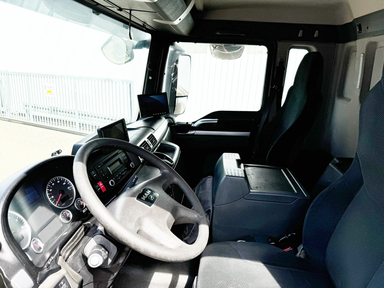 MAN TGS 26.360 6X2-4 BL TGS 26.360 6X2-4 BL, Lift-/Lenkachse, Stapleraufnahme - משאית תיבה: תמונה 4 MAN TGS 26.360 6X2-4 BL TGS 26.360 6X2-4 BL, Lift-/Lenkachse, Stapleraufnahme - משאית תיבה: תמונה 4