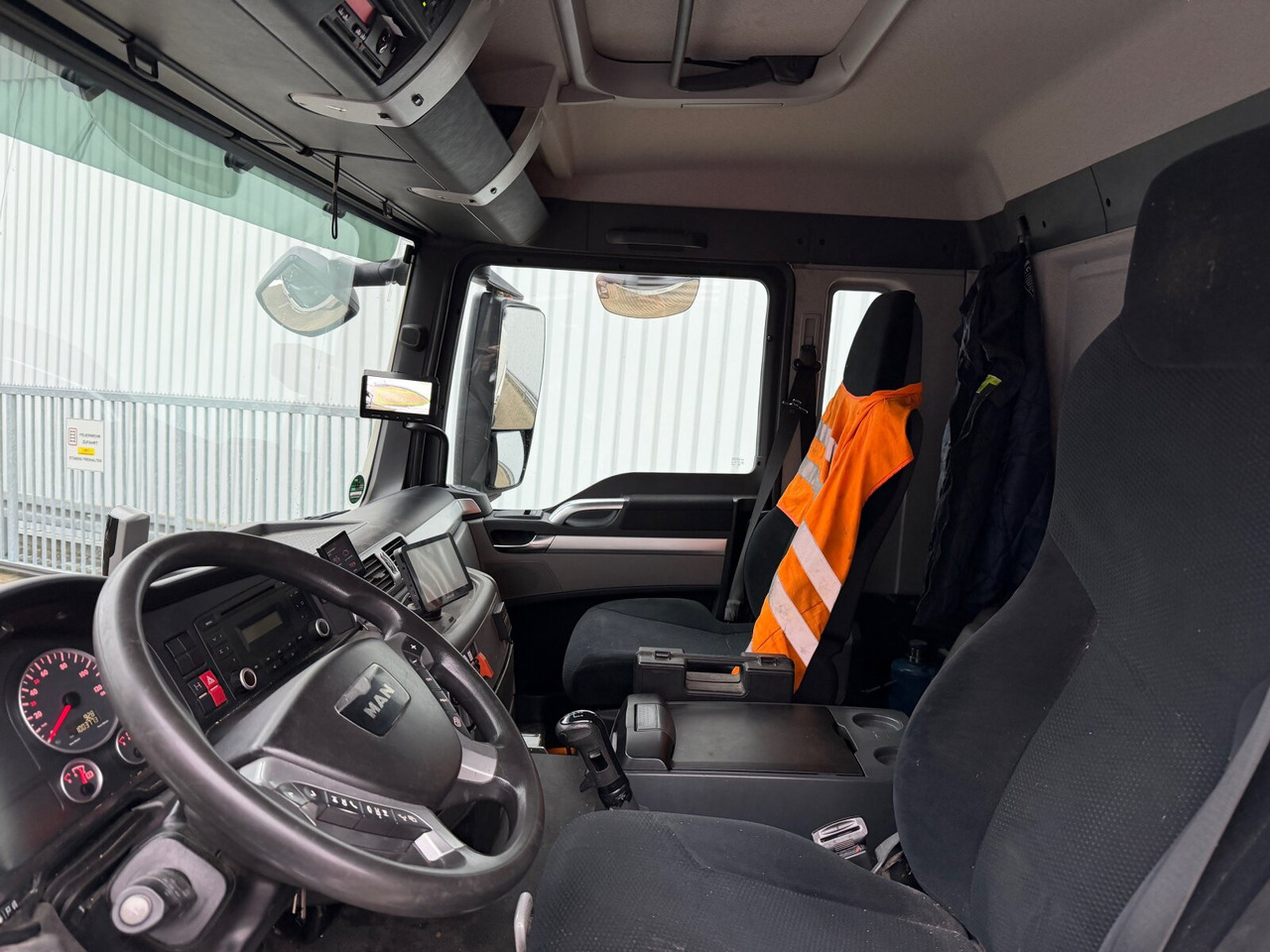 MAN TGS 26.440 6x2-4 BL TGS 26.440 6x2-4 BL, Lenk-/Liftachse, ADR, Esterer Tank ca. 20.340l, 3 Kammern - משאית מכל: תמונה 4 MAN TGS 26.440 6x2-4 BL TGS 26.440 6x2-4 BL, Lenk-/Liftachse, ADR, Esterer Tank ca. 20.340l, 3 Kammern - משאית מכל: תמונה 4