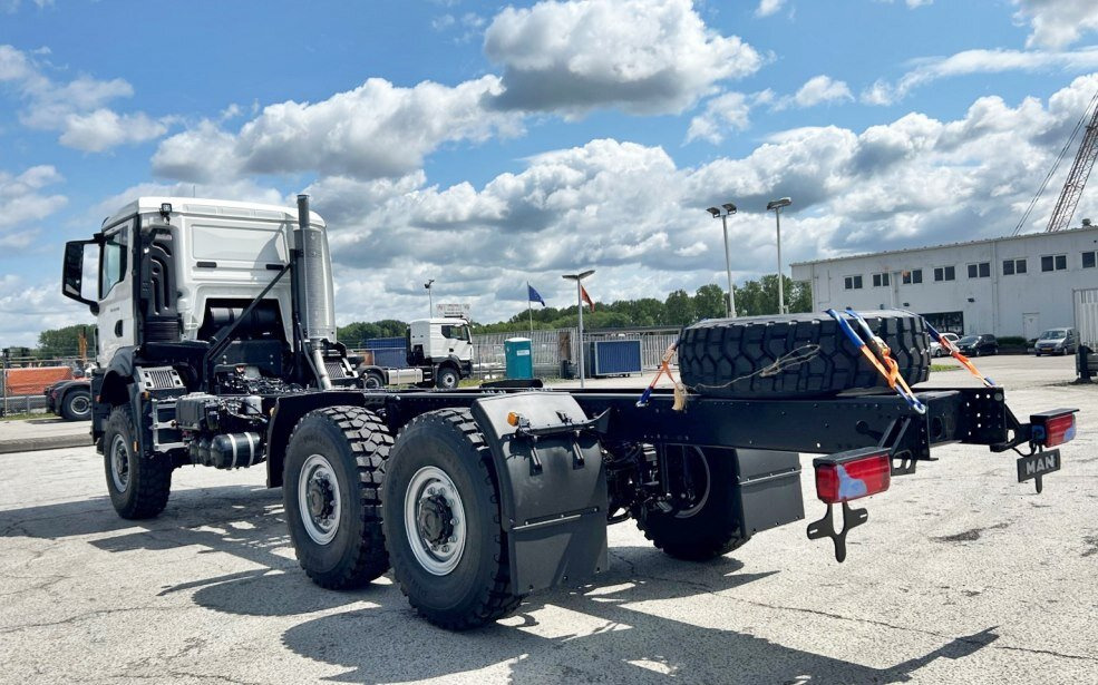 MAN TGS 33.440 6x6 BB CH TGS 33.440 6x6 BB CH, Euro2, Einzelbereifung - משאית עם שלדת תא: תמונה 4 MAN TGS 33.440 6x6 BB CH TGS 33.440 6x6 BB CH, Euro2, Einzelbereifung - משאית עם שלדת תא: תמונה 4