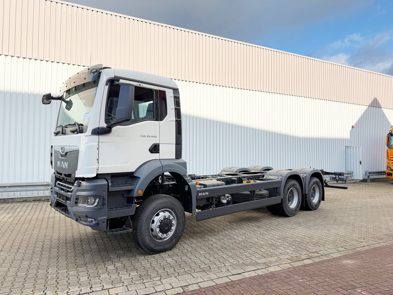 MAN TGS 33.440 6x6 BB CH TGS 33.440 6x6 BB CH, Hohe Bauart, Nebenantrieb - משאית עם שלדת תא: תמונה 1 MAN TGS 33.440 6x6 BB CH TGS 33.440 6x6 BB CH, Hohe Bauart, Nebenantrieb - משאית עם שלדת תא: תמונה 1