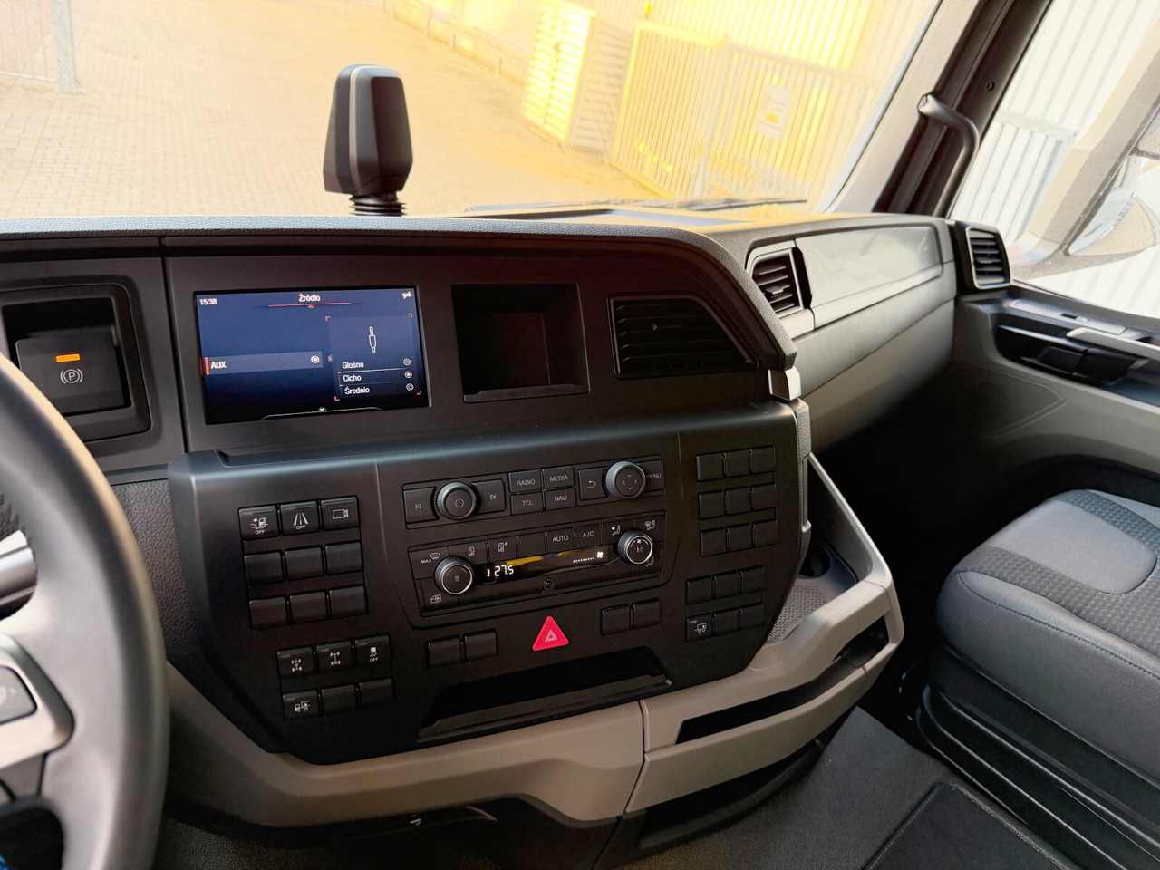 MAN TGS 33.520 6x4 BL SA TGS 33.520 6x4 BL SA, Retarder, LED, Nebenantrieb - יחידת טרקטור: תמונה 5 MAN TGS 33.520 6x4 BL SA TGS 33.520 6x4 BL SA, Retarder, LED, Nebenantrieb - יחידת טרקטור: תמונה 5