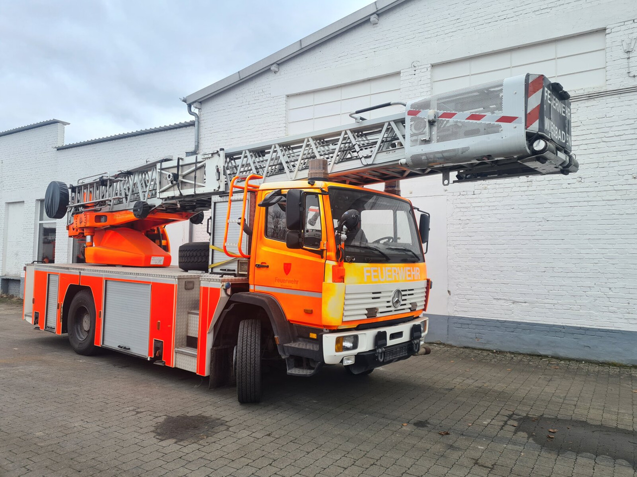 Mercedes-Benz 1524 DL 23-12 Drehleiter Feuerwehr 1524/4x2 DL 23-12 Drehleiter Feuerwehr - משאית אש: תמונה 1 Mercedes-Benz 1524 DL 23-12 Drehleiter Feuerwehr 1524/4x2 DL 23-12 Drehleiter Feuerwehr - משאית אש: תמונה 1