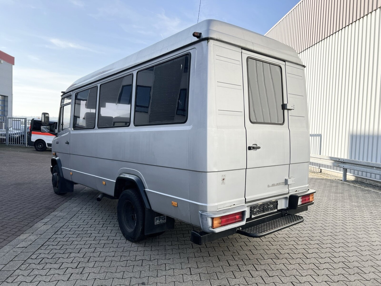 מיניבוס, כלי רכב מסחרי לנוסעים Mercedes-Benz 711 D-KA 4x2 711 D-KA 4x2, Standklima, 11-Sitze, 2 x on stock: תמונה 14 מיניבוס, כלי רכב מסחרי לנוסעים Mercedes-Benz 711 D-KA 4x2 711 D-KA 4x2, Standklima, 11-Sitze, 2 x on stock: תמונה 14