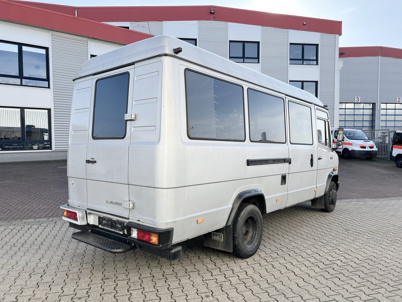 מיניבוס, כלי רכב מסחרי לנוסעים Mercedes-Benz 711 D-KA 4x2 711 D-KA 4x2, Standklima, 11-Sitze, 2 x on stock: תמונה 12 מיניבוס, כלי רכב מסחרי לנוסעים Mercedes-Benz 711 D-KA 4x2 711 D-KA 4x2, Standklima, 11-Sitze, 2 x on stock: תמונה 12