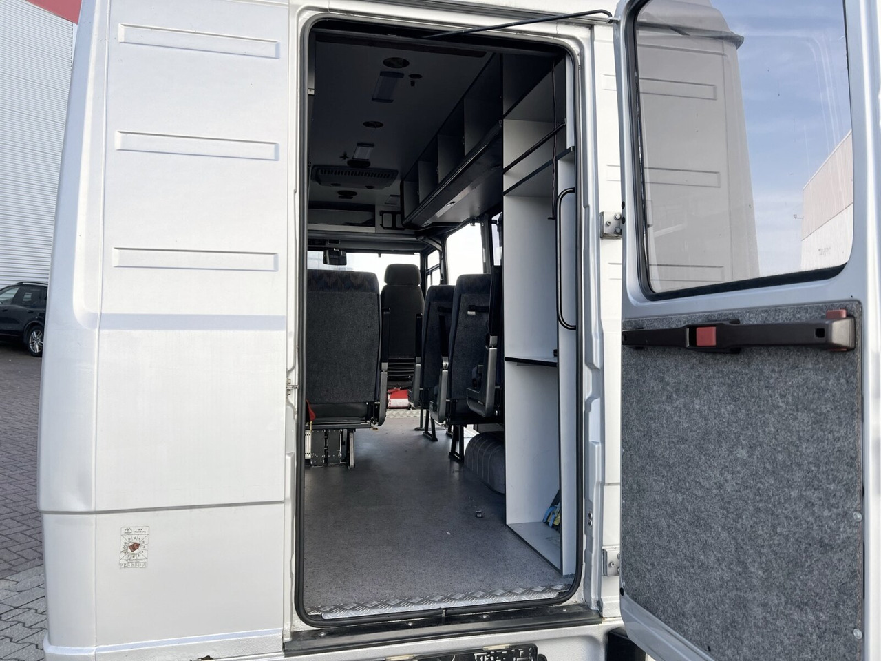 מיניבוס, כלי רכב מסחרי לנוסעים Mercedes-Benz 711 D-KA 4x2 711 D-KA 4x2, Standklima, 11-Sitze, 2 x on stock: תמונה 7 מיניבוס, כלי רכב מסחרי לנוסעים Mercedes-Benz 711 D-KA 4x2 711 D-KA 4x2, Standklima, 11-Sitze, 2 x on stock: תמונה 7