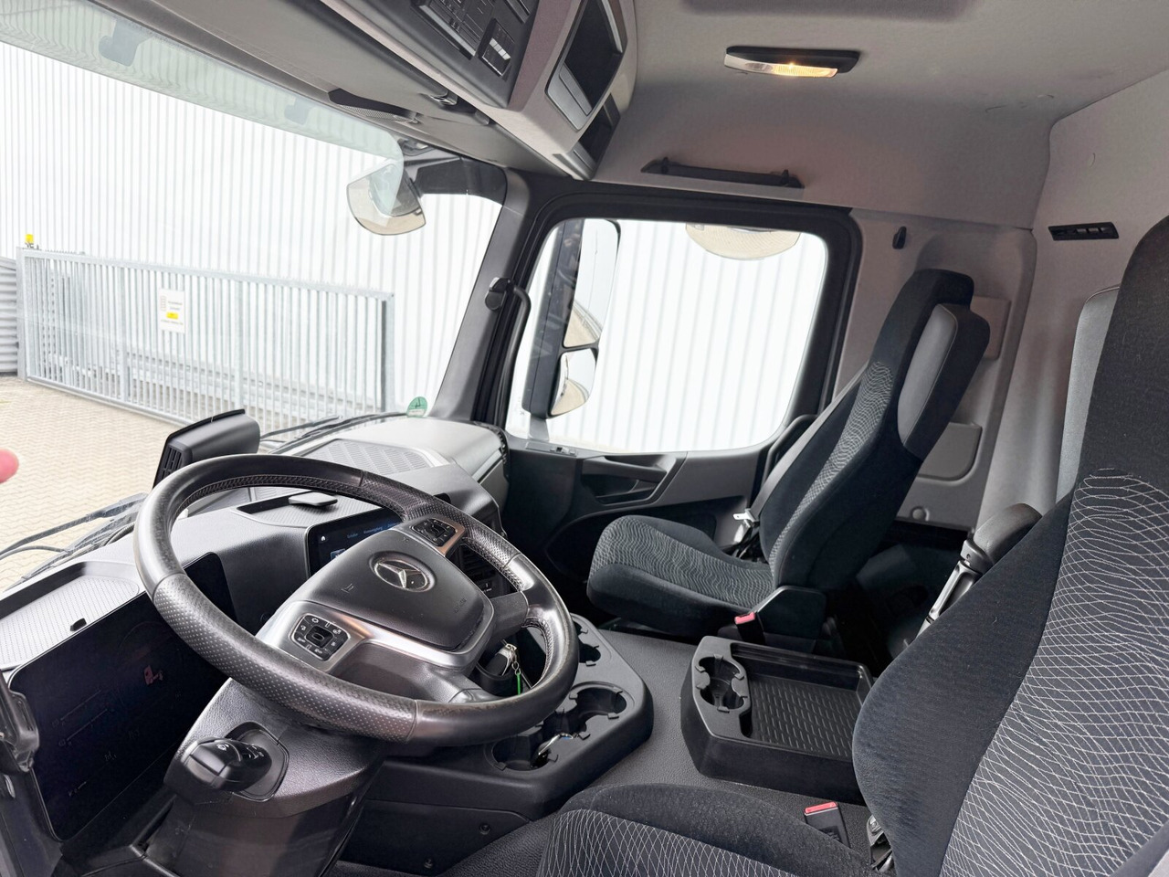 Mercedes-Benz Actros 1832 L 4x2 Actros 1832 L 4x2, Navi, MultimediaCockpit, Funk - משאית דילוג העמסה: תמונה 4 Mercedes-Benz Actros 1832 L 4x2 Actros 1832 L 4x2, Navi, MultimediaCockpit, Funk - משאית דילוג העמסה: תמונה 4