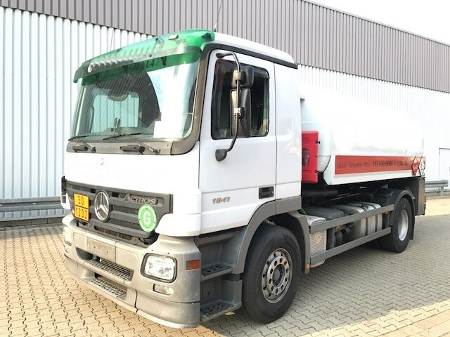 Mercedes-Benz Actros 1841 L 4x2 Actros 1841 L 4x2, Esterer Tankaufbau ca. 13.500l, 2 Kammern - משאית מכל: תמונה 1 Mercedes-Benz Actros 1841 L 4x2 Actros 1841 L 4x2, Esterer Tankaufbau ca. 13.500l, 2 Kammern - משאית מכל: תמונה 1