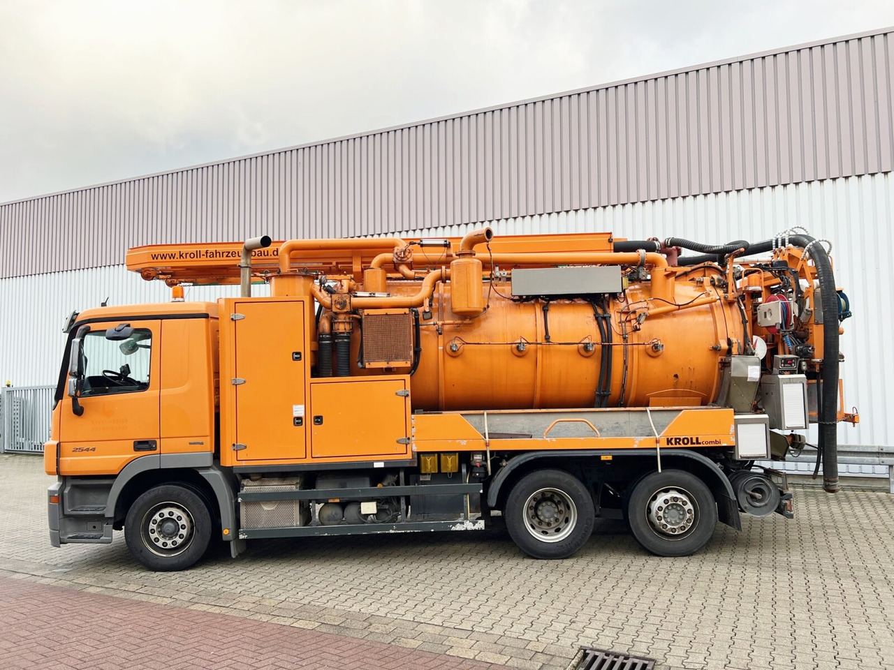 Mercedes-Benz Actros 2544 L 6x2 Actros 2544 L 6x2, Lenkachse, Kroll Saug-/Spülwagen ca. 12m³, Funk - משאית ואקום: תמונה 3 Mercedes-Benz Actros 2544 L 6x2 Actros 2544 L 6x2, Lenkachse, Kroll Saug-/Spülwagen ca. 12m³, Funk - משאית ואקום: תמונה 3