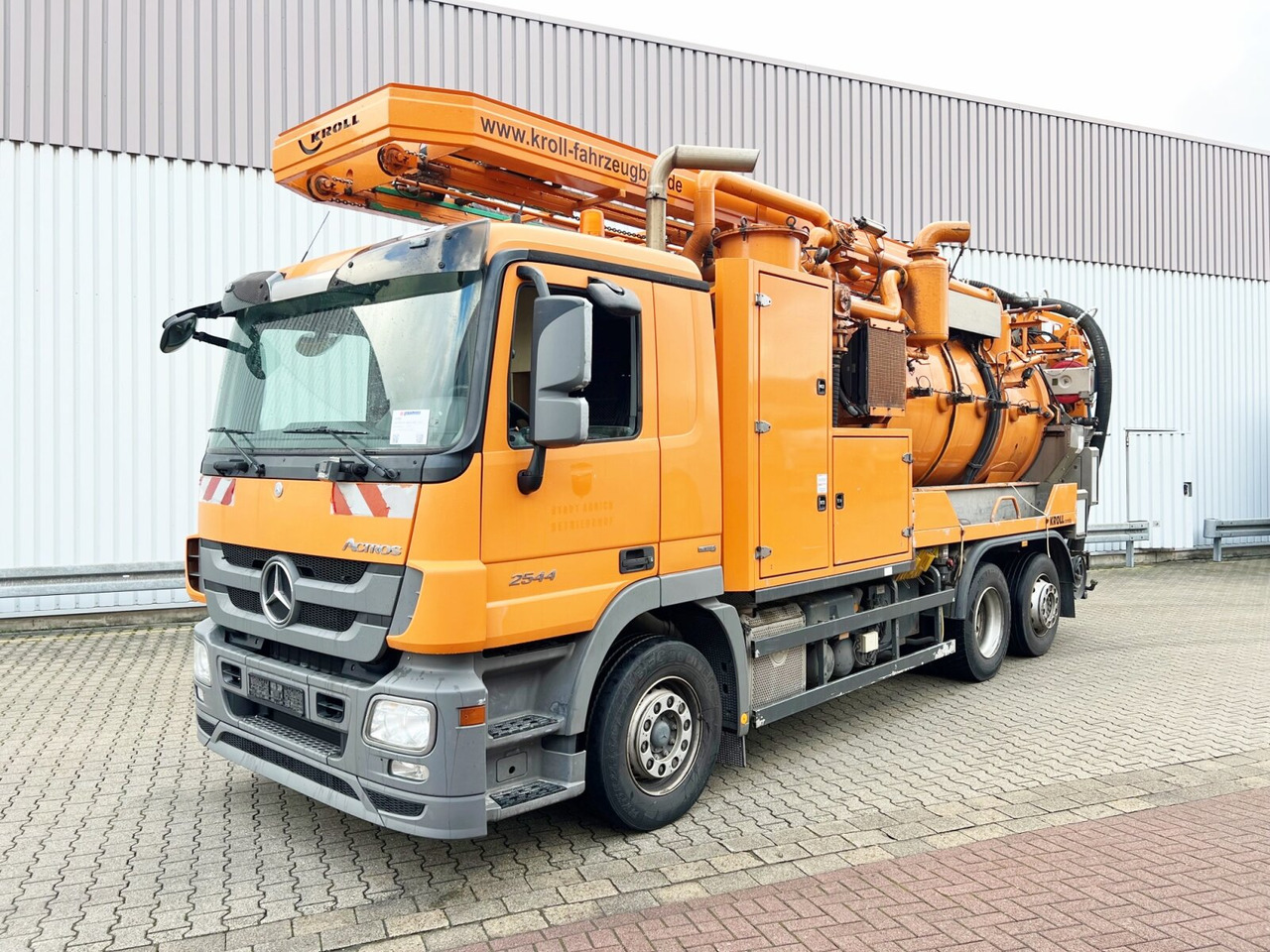 Mercedes-Benz Actros 2544 L 6x2 Actros 2544 L 6x2, Lenkachse, Kroll Saug-/Spülwagen ca. 12m³, Funk - משאית ואקום: תמונה 1 Mercedes-Benz Actros 2544 L 6x2 Actros 2544 L 6x2, Lenkachse, Kroll Saug-/Spülwagen ca. 12m³, Funk - משאית ואקום: תמונה 1