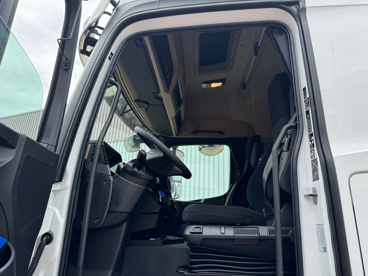 Interior photo 1:   חָדָשׁ משאית עם שלדת תא Mercedes-Benz Actros 2545 L 6x2 Actros 2545 L 6x2, Lenk-/Liftachse, StreamSpace, MultimediaCockpit