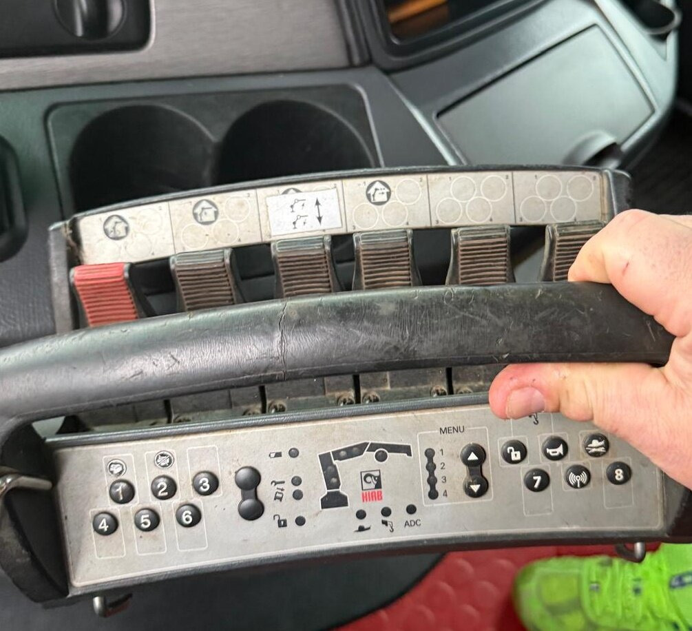 Mercedes-Benz Actros 2546 L 6x2 Actros 2546 L 6x2, Hiab Kran 244 E - 6 Hiduo, 16,1 m 920 kg, Funk - משאית מנוף, משאית צד נופל/ שטוחה: תמונה 4 Mercedes-Benz Actros 2546 L 6x2 Actros 2546 L 6x2, Hiab Kran 244 E - 6 Hiduo, 16,1 m 920 kg, Funk - משאית מנוף, משאית צד נופל/ שטוחה: תמונה 4