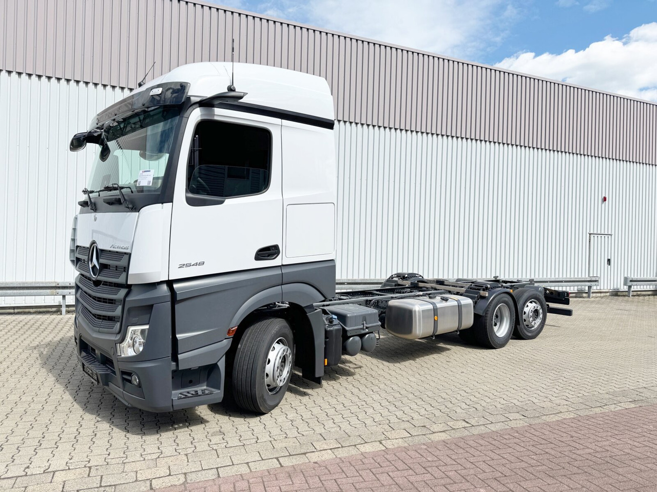 Mercedes-Benz Actros 2548 L 6x2 Actros 2548 L 6x2, Retarder, Lenk-/Liftachse, Navi, MirrorCam, MultimediaCockpit - משאית עם שלדת תא: תמונה 1 Mercedes-Benz Actros 2548 L 6x2 Actros 2548 L 6x2, Retarder, Lenk-/Liftachse, Navi, MirrorCam, MultimediaCockpit - משאית עם שלדת תא: תמונה 1