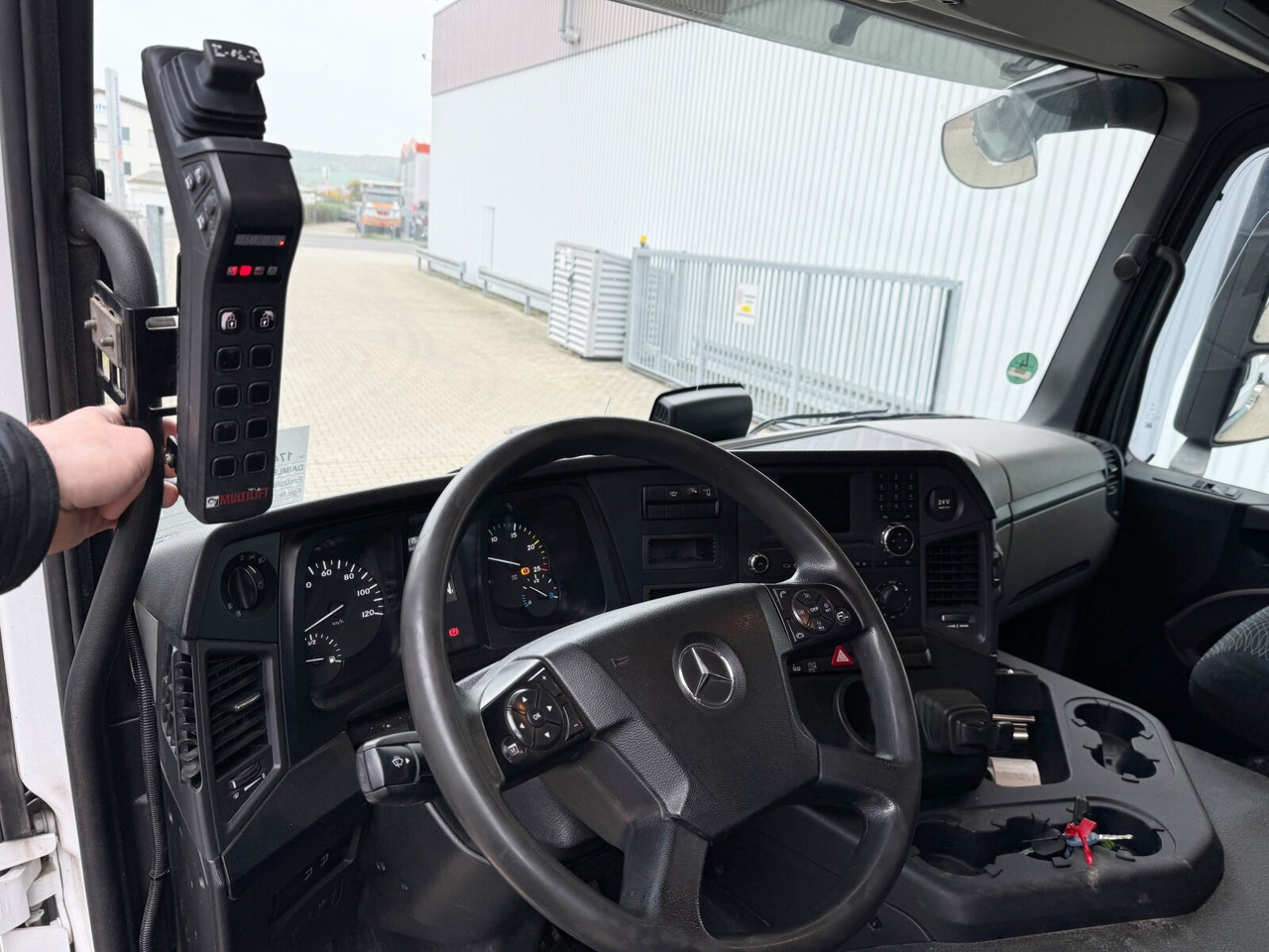 Mercedes-Benz Antos 2536/43 L 6x2 Antos 2536/43 L 6x2, Liftachse, Hiab XR 21S61 bis 7 m Container - משאית הרמת וו: תמונה 4 Mercedes-Benz Antos 2536/43 L 6x2 Antos 2536/43 L 6x2, Liftachse, Hiab XR 21S61 bis 7 m Container - משאית הרמת וו: תמונה 4