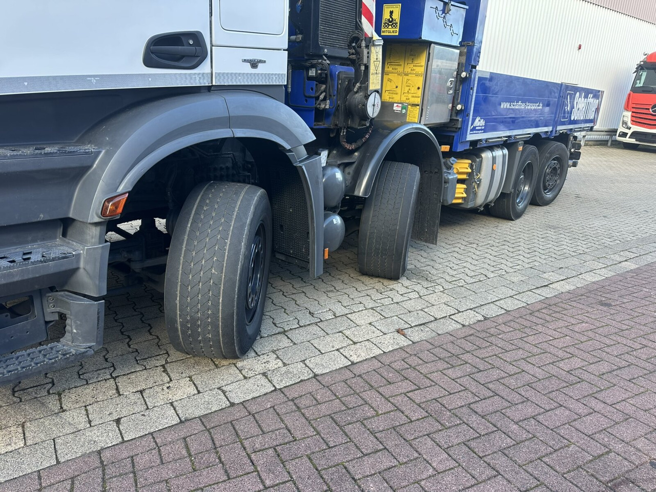 Mercedes-Benz Arocs 3245 L 8x2/6 Arocs 3245 L 8x2/6, Kran Fassi F 545 RA 2.26 XE, Jib, Funk 29,7 m - 400 kg - משאית מנוף, משאית צד נופל/ שטוחה: תמונה 2 Mercedes-Benz Arocs 3245 L 8x2/6 Arocs 3245 L 8x2/6, Kran Fassi F 545 RA 2.26 XE, Jib, Funk 29,7 m - 400 kg - משאית מנוף, משאית צד נופל/ שטוחה: תמונה 2