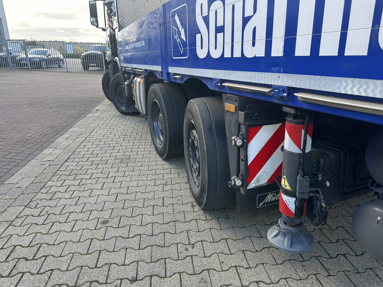 Mercedes-Benz Arocs 3245 L 8x2/6 Arocs 3245 L 8x2/6, Kran Fassi F 545 RA 2.26 XE, Jib, Funk 29,7 m - 400 kg - משאית מנוף, משאית צד נופל/ שטוחה: תמונה 3 Mercedes-Benz Arocs 3245 L 8x2/6 Arocs 3245 L 8x2/6, Kran Fassi F 545 RA 2.26 XE, Jib, Funk 29,7 m - 400 kg - משאית מנוף, משאית צד נופל/ שטוחה: תמונה 3