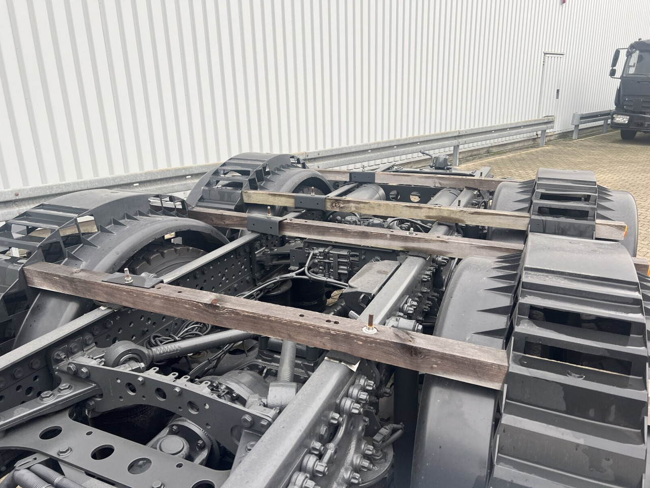 Mercedes-Benz Arocs 3251 L 8x4/4 Arocs 3251 L 8x4/4, mit Motorabtrieb C plus NA - משאית עם שלדת תא: תמונה 3 Mercedes-Benz Arocs 3251 L 8x4/4 Arocs 3251 L 8x4/4, mit Motorabtrieb C plus NA - משאית עם שלדת תא: תמונה 3