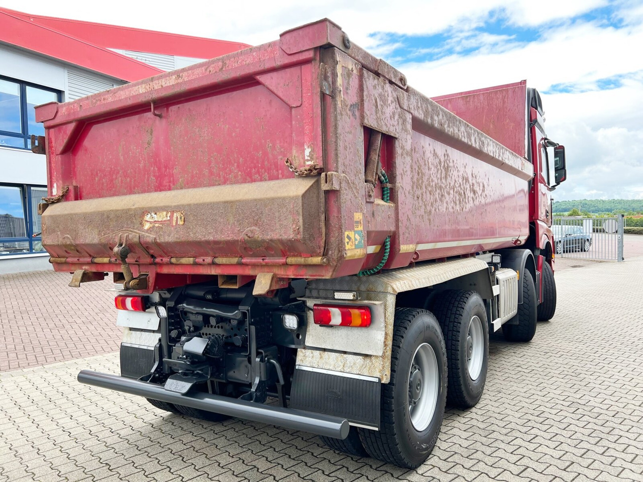 מזהיר Mercedes-Benz Arocs 3263 8x4/4 Arocs 3263 8x4/4, Retarder, Stahlmulde ca.14m³, Hydr. Heckklappe: תמונה 9